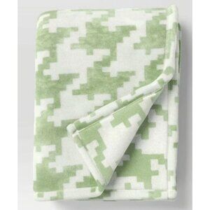 Room Essentials Green White Geometric Soft Recycled Plush Throw Blanket 50"X60"